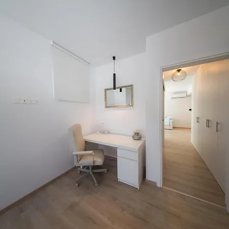 Apartmán Casamar - Upscale One-bedroom By The Sea Larnaca