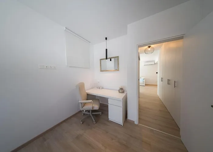 Apartmán Casamar - Upscale One-bedroom By The Sea Larnaca