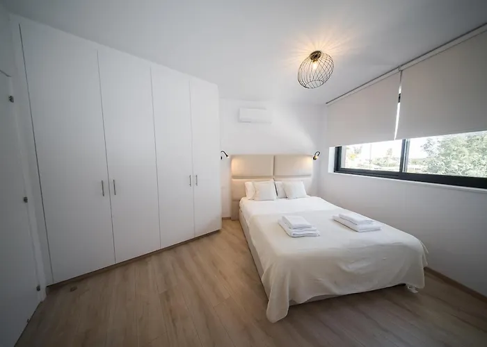 Apartmán Casamar - Upscale One-bedroom By The Sea Larnaca