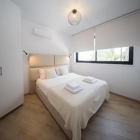 Casamar - Upscale One-bedroom By The Sea Apartment Larnaca